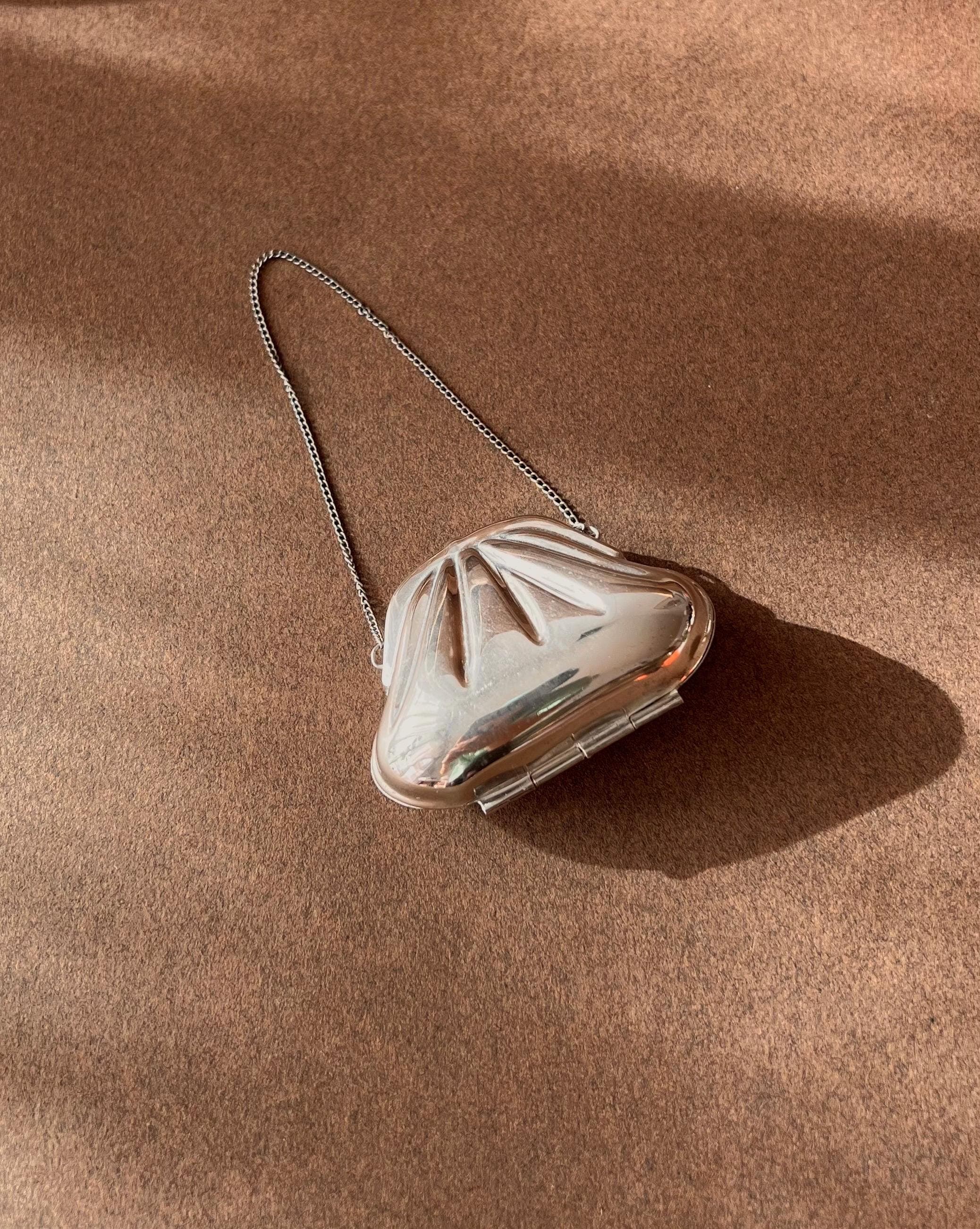 Vintage Bag Shell-Shaped Pillbox
